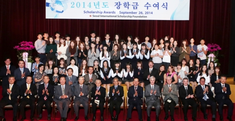 건국대는 지난 26일 경기도 성남시 수정구 복정동 소재 서울국제학교 대강당에서 열린 서울국제장학재단 서울국제장학금 수여식에서 문과대학 영문과 학생 등 10명의 재학생이 총 1,000만 원의 장학금을 받았다고 밝혔다.