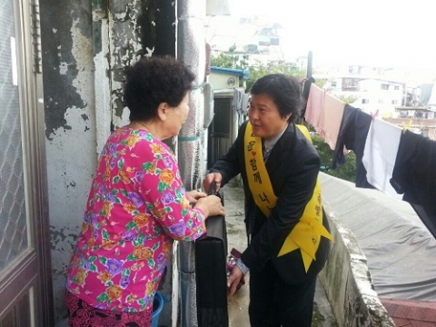 원앤원(주) 직원이 황학동 관내 어르신들 집에 방문하여 선물을 전달하고 있다.