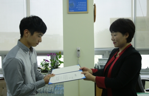 군산대학교 최고여성지도자과정 총동문회가 군산대학교 대학원장실에서 군산대학교 생물학과 이한나(3학년), 산업디자인학과 황성호(3학년), 주거및실내계획학과 조선(3학년) 등 군산대 재학생 3명에게 소정의 장학금을 전달했다.