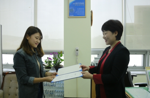 군산대학교 최고여성지도자과정 총동문회가 군산대학교 대학원장실에서 군산대학교 생물학과 이한나(3학년), 산업디자인학과 황성호(3학년), 주거및실내계획학과 조선(3학년) 등 군산대 재학생 3명에게 소정의 장학금을 전달했다.