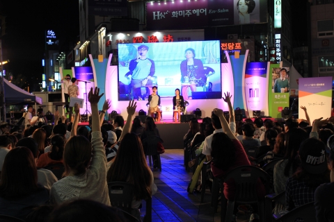 2014가을독서문화축제에서 김영하 작가의 북 콘서트가 진행되었다.