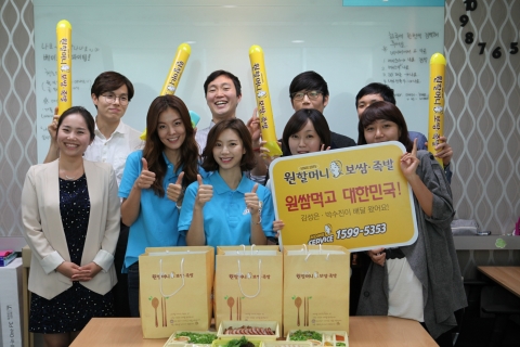 ‘원할머니보쌈.족발’ 메인모델 먹방여신 김성은 박수진이 인천아시안경기를 기념하여 보쌈 배달 이벤트를 실시, 기념촬영을 하고 있다.