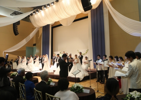 삼성전자가 여러 가지 사정으로 결혼식을 올리지 못하고 있는 수원 지역주민 부부 12쌍에게 사랑의 합동결혼식을 선물했다.