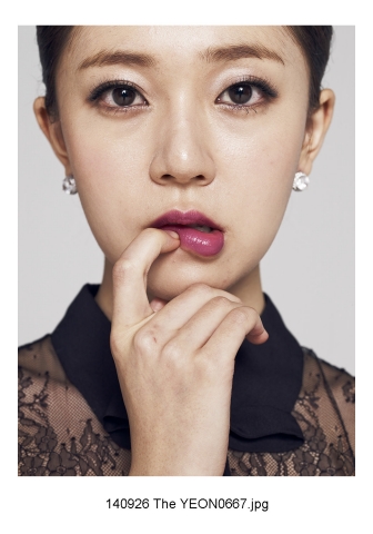배우 백진희가 더연 코스메틱 이대점으로 모처럼의 나들이를 나섰다.