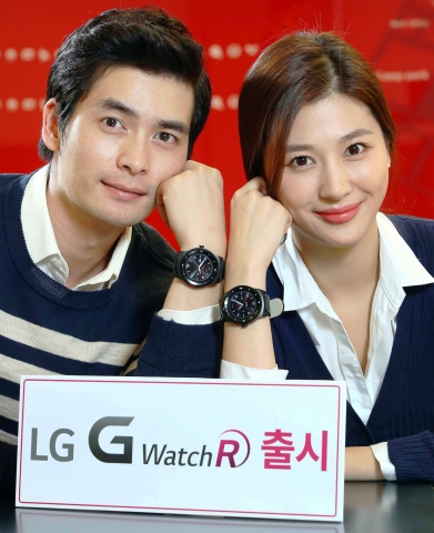 여의도 LG트윈타워에서 모델들이 LG G워치R을 손목에 착용하고 포즈를 취하고 있다.