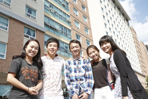 한국에서 유학 중 희귀병을 얻어 고통 받던 중국인 유학생이 건국대와 건국대병원, 지역사회의 도움으로 새 심장을 이식받고 복학해 새로운 학기를 시작했다.