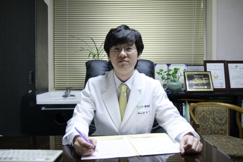 편평사마귀는 유두종바이러스의 감염에 의해 발생하는데 얼굴에 자잘하게 작은 크기로 발병하는 특성상 종종 편평사마귀를 여드름으로 오해하고 짜거나 손으로 건드려 번지는 경우가 있다.