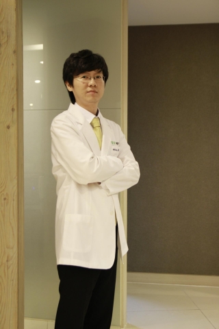 드름 흉터나 블랙헤드, 모공확대 등 피부가 더욱 악화될 우려가 있으므로 생활습관 개선과 함께 정확한 진단과 치료가 필요하다.