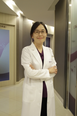 여드름흉터는 생긴 형태에 따라 크게 튀어나온 형태의 흉터와 패인 형태의 흉터로 나눌 수 있다.