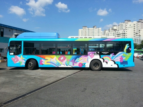 한글 디자이너 이건만은 문화체육관광부 한국문화정보센터와 한글날을 기념하여 한글과 전통문양DB를 활용한 한글날, 버스타요 캠페인 디자인을 맡았다
