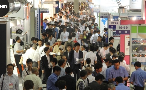 관람객으로 가득 찬 Manufacturing World Osaka 2014 전시회장 통로