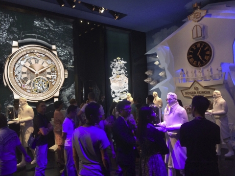 로저드뷔가 2014 워치스앤드원더스에서 시계 역사에 한 획을 긋는 스페셜 모델을 공개하며 아시아 시장을 매료시켰다.