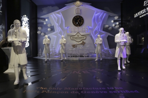 로저드뷔가 2014 워치스앤드원더스에서 시계 역사에 한 획을 긋는 스페셜 모델을 공개하며 아시아 시장을 매료시켰다.