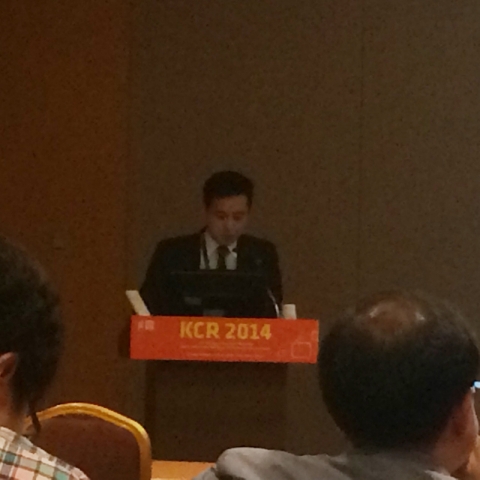 KCR 2014에서 정계정맥류 색전술 연구 내용을 발표 중인 김건우 원장