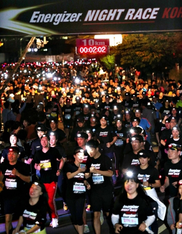 에너자이저 코리아가 지난 11일 오후 7시부터 서울 상암 월드컵공원 평화광장에서 국내 최대 규모의 야간 마라톤 ‘에너자이저 나이트 레이스 2014’를 성황리에 진행했다.