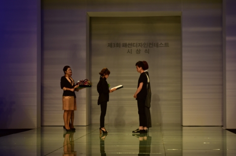 한국폴리텍대학 섬유패션캠퍼스 2014 제3회 패션디자인 컨테스트에서 은상을 수상했다.