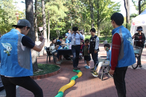 한국보건복지인력개발원 대구사회복무교육센터에서는 2014 대구나눔대축제 행사에 참여해 홍보부스를 열고 나눔문화 확산을 위한 홍보전을 펼쳤다.