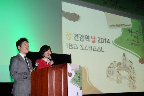 이번 행사에 멘토로 분한 장 전문의가 환자들에게 크론병과 궤양성 대장염 질환 관리에 대해 설명하고 있다.