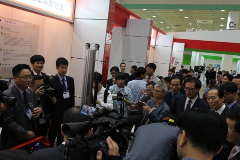 산학협력EXPO에서 동명대와 가족회사 (주)토탈소프트뱅크가 공동 연구개발한 항만물류크레인 가상시뮬레이터와 가상용접시뮬레이터가 인기를 얻고 있다.