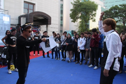 스트릿 캐주얼 브랜드 NBA는 올 가을 대학축제 기간 동안 서울시내 총 5개 대학 캠퍼스에서 NBA Pick&Roll 프리드로우 이벤트를 진행했다.