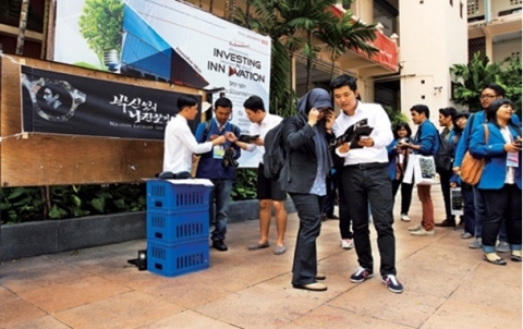 동명대 보부상 지난해 태국 현지에서의 지역기업 제품 세일즈 장면이다.