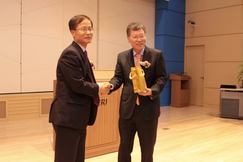 한국전기연구원제12대 박경엽(金豪溶) 원장이 17일 오후 창원 본원 강당에서 전 임직원들이 참석한 가운데 취임식을 갖고 공식적인 업무에 들어갔다.