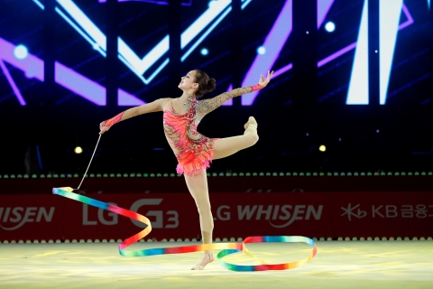 LG전자가 일산 킨텍스 제2전시장에서 인천 아시안게임 개인종합 금메달리스트 손연재 선수 주연의 리듬체조 갈라쇼 LG휘센 리드믹 올스타즈 2014(LG WHISEN RHYTHMIC ALL STARS 2014) 행사를 개최했습니다.