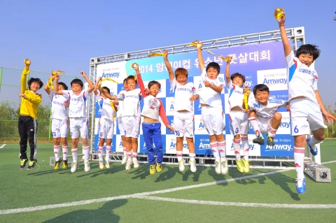 한국암웨이는 지난 18일(토) 인천 계양구에 위치한 강서개화축구장에서 2014 암웨이컵 유소년 전국풋살대회를 개최했다. 8·9세부에서 우승을 차지한 암웨이 축구교실 광주팀이 세레모니를 하고 있다.