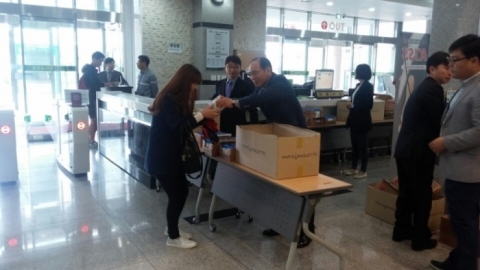 동명대 설동근 총장은 대학 중간시험 기간 중에 학생들에게 간식을 직접 제공했다
