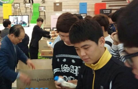 동명대 설동근 총장은 대학 중간시험 기간 중에 학생들에게 간식을 직접 제공했다