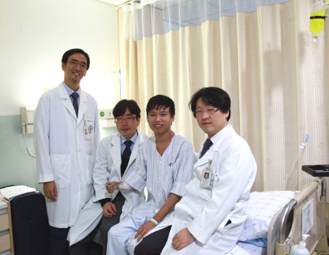 딘민탐과 그의 오른팔 기능 회복을 위해 꾸려진 건국대병원 의료진(왼쪽부터 정형외과 이승준 교수, 재활의학과 이인식 교수, 딘민탐, 성형외과 최현곤 교수).