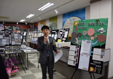 한국폴리텍대학 섬유패션캠퍼스 소재과의 졸업작품소개가 이어지고 있다.