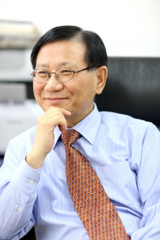 한국콘텐츠공제조합은 23일 국민교양만화 ‘먼나라 이웃나라’로 유명한 만화가 이원복 덕성여대 석좌교수를 명예조합원으로 위촉했다.