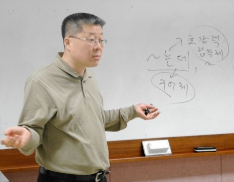 신우성논술학원 이백일 선생 강의 장면.