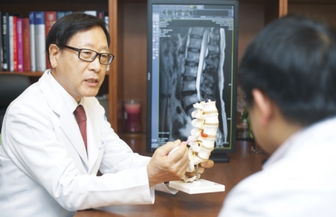 목디스크 치료방법에 비수술치료 종류가 다양해지고 효과도 크지만, 만약 효과가 없다면 상황과 증상에 따라 수술을 해야만 하는 경우가 있다.