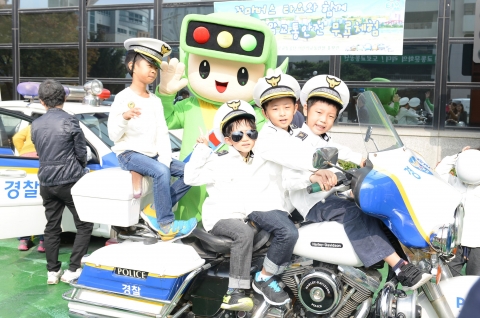도로교통공단 어린이교통안전홍보관은 꼬마버스 타요와 함께하는 주말 특별 어린이 교통안전교육을 실시했다.