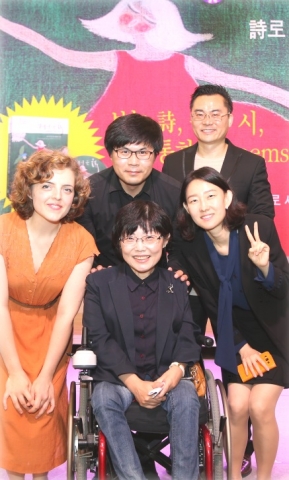 10월 8일 시낭송 페스티벌 시로 세계를 품다를 끝내고, 방귀희 대표와 출연진들과 함께 기념촬영을 하고 있다.