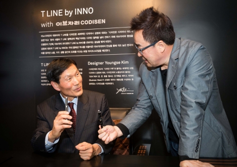 서강호 이브자리 대표와 김영세 이노디자인 대표가 T 라인 제품을 살펴보고 있다.