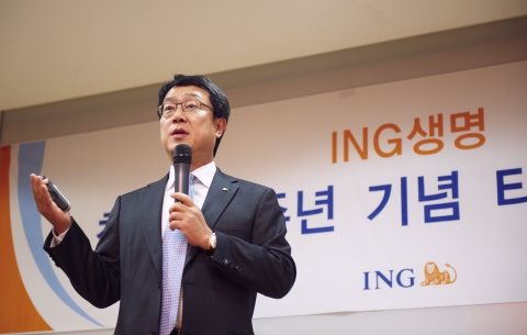 창립 27주년 기념 타운홀 미팅에서 직원들에게 경영현황과 방침 설명하는 정문국 사장