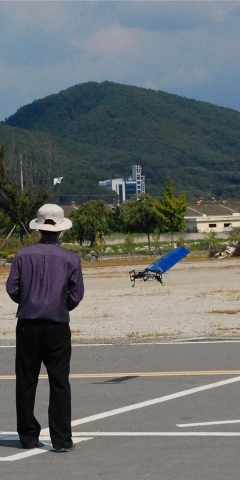 건국대학교는 공과대학 항공우주정보시스템공학과 학생팀이 제15회 전국대학생 자작모형항공기 경진대회에서 단풍나무 씨앗 잎새를 본뜬 외날개 비행체를 출품해 수직이착륙기 부문 우수상을 수상했다고 28일 밝혔다.