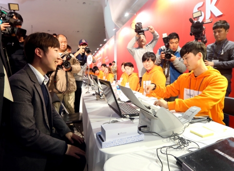 SK텔레콤은 애플의 최신 LTE폰 iPhone 6와 iPhone 6 plus를 31일 출시했다. 동대문 디자인 플라자에서 열린 출시 행사에서 1호 가입자인 유성빈(사진 왼쪽)씨는 전국민무한 69요금제 1년 무료이용권을 증정받았다.