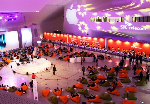 SK텔레콤이 애플의 최신 LTE폰 iPhone 6와 iPhone 6 plus를 31일 출시했다. SK텔레콤은 오랫동안 줄을 서서 대기 해야 하는 개통자들의 불편을 최소화 하기 위해 동대문 디자인 플라자에 ‘누워서6받기’ 행사를 마련했다.