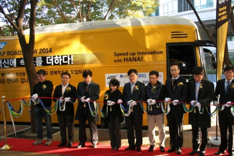 3일 오전 ‘2014 SAP 로드쇼: 혁신에 속도를 더하다’의 발대식에 참석한 SAP 코리아 임직원들이 테이프를 커팅하고 있다 (가운데: 형원준 SAP 코리아 사장)