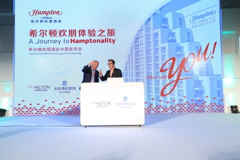 힐튼 월드와이드(Hilton Worldwide, www.hiltonworldwide.com)는 중국 환대업계 메이저 그룹인 플라티노 호텔 그룹(Plateno Hotels Group)과 중국에서 햄튼 바이 힐튼(Hampton by Hilton, http://goo.gl/bMa1P8)을 조속히 출범, 개발하는 내용의 독점 라이선스 협약을 체결했다고 오늘 발표했다. 필 코델(Phil Cordell) 힐튼 월드와이드 서비스/햄튼 브랜드 관리 담당 글로벌 본부장(사진 좌측)과 에릭 우(Eric Wu) 플라티노 호텔 그룹 최고재무책임자(CFO)가 2014년 10월 30일 베이징에서 열린 협약식에 참여했다.