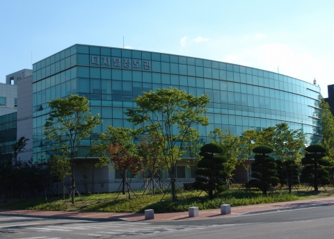 군산대학교가 디지털정보관 1층에 64Bit 멀티미디어 전용 실습실을 오픈하고 학생들을 위한 효율적인 교육환경을 구축했다.