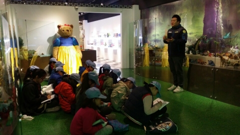 삼정더파크 동물원 내 개장한 장난감 박물관(월드토이뮤지움)을 찾은 부산 글로벌빌리지 어린이 기자단이 열띤 취재를 하고 있다.