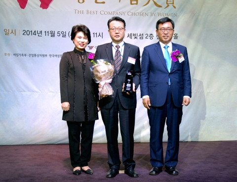 일동후디스가 13년 연속 여성소비자가 뽑은 좋은기업 대상을 수상했다. 여성신문사 대표 김효선(왼쪽), 일동후디스 홍보팀 팀장 김창선(가운데), 국회 보건보지위원장 김춘진(오른쪽)이 기념 촬영을 하고 있다.
