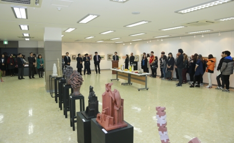 군산대학교 미술관은 군산대학교 발전기금 조성전을 개최했다.