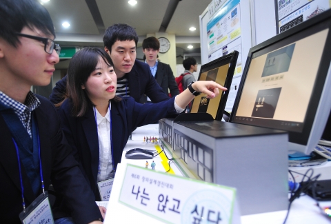 건국대는 6~7일 이틀간 건국대 새천년관 우곡국제회의장에서 공과대학, 정보통신대학 등 공학계열 학생 3,000여명이 참여하는 2014 건국대 창의설계경진대회를 개최한다.