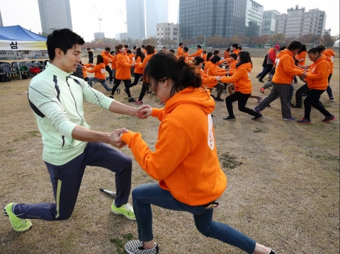 GSK 임직원들과 열린여성센터 입소자들이 최성조 코치와 함께 뼈 건강에 좋은 체조를 배우고 있다.